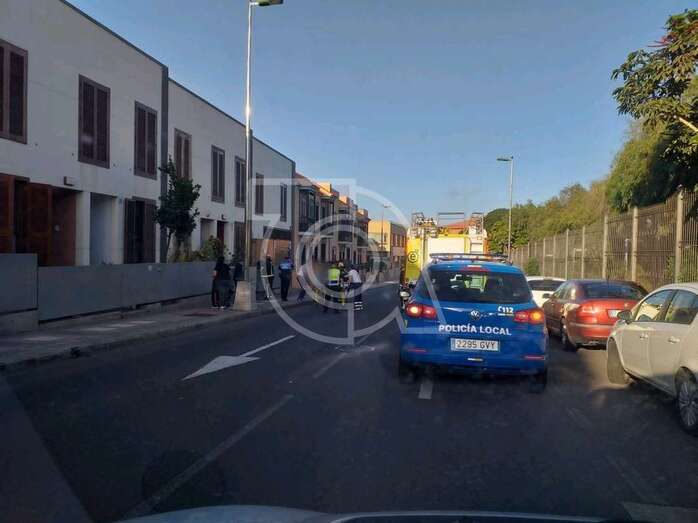 Momento de la evacuación de la vecina (Foto TA)