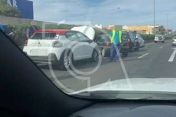 Vuelca un vehículo en la GC-1 frente al Parque Empresarial de Melenara (Foto TA)