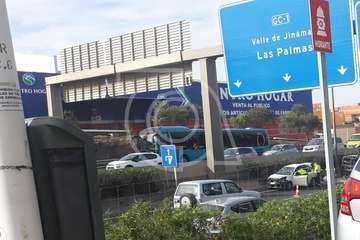 Vuelca un vehículo en la GC-1 frente al Parque Empresarial de Melenara (Foto TA)