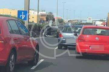 Vuelca un vehículo en la GC-1 frente al Parque Empresarial de Melenara (Foto TA)