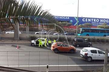 Vuelca un vehículo en la GC-1 frente al Parque Empresarial de Melenara (Foto TA)