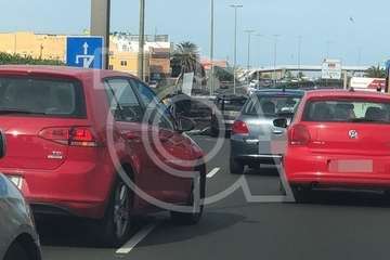 Vuelca un vehículo en la GC-1 frente al Parque Empresarial de Melenara (Foto TA)
