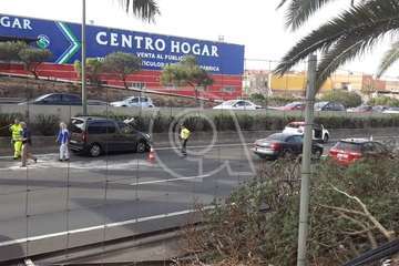 Vuelca un vehículo en la GC-1 frente al Parque Empresarial de Melenara (Foto TA)