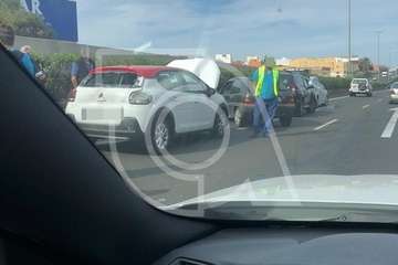 Vuelca un vehículo en la GC-1 frente al Parque Empresarial de Melenara (Foto TA)