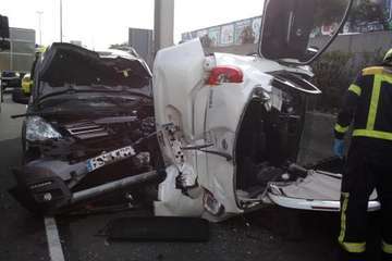 Vuelca un vehículo en la GC-1 frente al Parque Empresarial de Melenara (Foto TA)