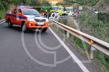 El vehículo quedó encajonado junto al quitamientos tras salirse de la vía (Foto TA)
