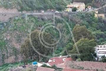 El vehículo quedó encajonado junto al quitamientos tras salirse de la vía (Foto TA)