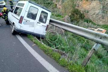 El vehículo quedó encajonado junto al quitamientos tras salirse de la vía (Foto TA)