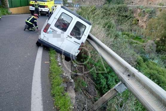 El vehículo quedó encajonado junto al quitamientos tras salirse de la vía (Foto TA)