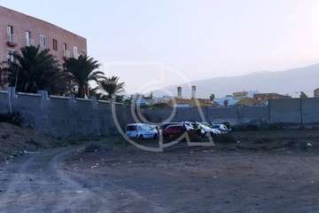 Policías, efectivos del GIORS y familiares en el lugar donde se encontró el vehículo del octogenario con el cadáver en el interior  (Foto TA)