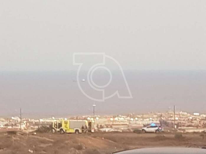 Bomberos y policías en la zona donde los vecinos aseguran que hay un incendio en una vivienda abandonada (Foto TA)