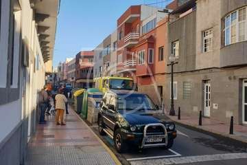 Los bomberos han vuelto esta mañana a actuar por la salida de humo de la vivienda (Foto TA)