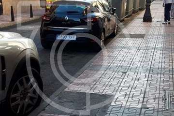 Los bomberos han vuelto esta mañana a actuar por la salida de humo de la vivienda (Foto TA)