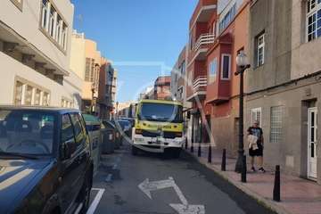 Los bomberos han vuelto esta mañana a actuar por la salida de humo de la vivienda (Foto TA)