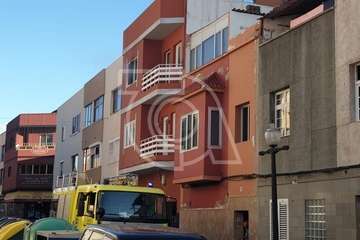 Los bomberos han vuelto esta mañana a actuar por la salida de humo de la vivienda (Foto TA)