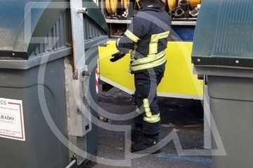 Los bomberos han vuelto esta mañana a actuar por la salida de humo de la vivienda (Foto TA)