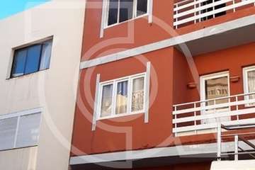 Los bomberos han vuelto esta mañana a actuar por la salida de humo de la vivienda (Foto TA)