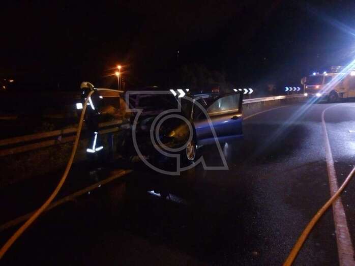Imagen del incendio del vehículo (Foto TA)