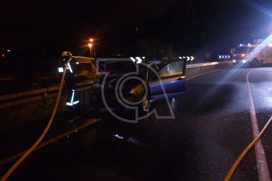 Un coche se incendia cerca del puente de los Siete Ojos de Telde (Foto TA)