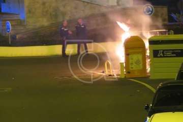 Un incendio calcina un contenedor de basura en San Juan (Foto TA)