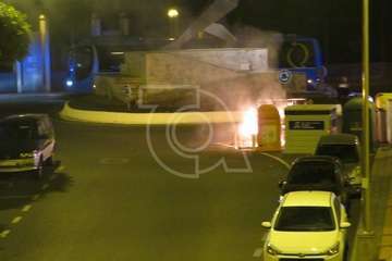 Un incendio calcina un contenedor de basura en San Juan (Foto TA)