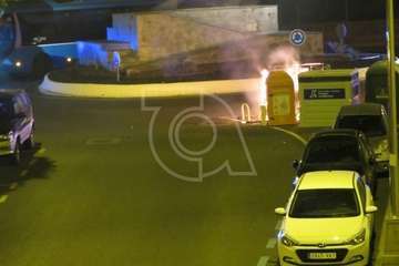 Un incendio calcina un contenedor de basura en San Juan (Foto TA)