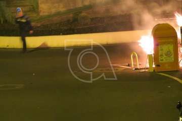 Un incendio calcina un contenedor de basura en San Juan (Foto TA)