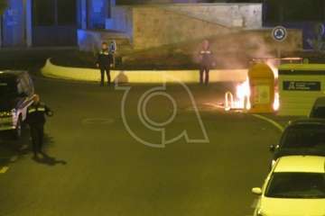 Un incendio calcina un contenedor de basura en San Juan (Foto TA)