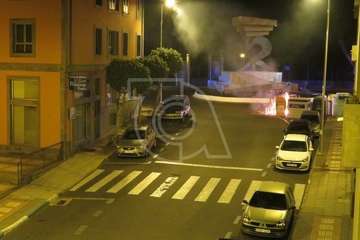 Un incendio calcina un contenedor de basura en San Juan (Foto TA)
