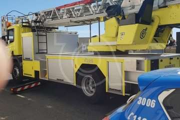 Bomberos de Telde retiran de una nave abandonada planchas desprendidas del techo (Foto TA)