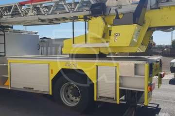 Bomberos de Telde retiran de una nave abandonada planchas desprendidas del techo (Foto TA)