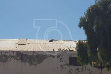 Bomberos de Telde retiran de una nave abandonada planchas desprendidas del techo (Foto TA)