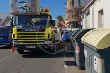 Bomberos de Telde retiran de una nave abandonada planchas desprendidas del techo (Foto TA)