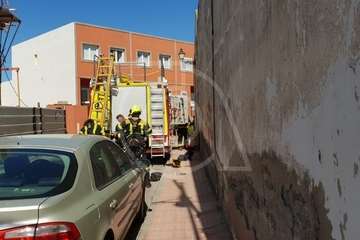 Bomberos de Telde retiran de una nave abandonada planchas desprendidas del techo (Foto TA)