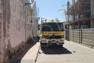 Bomberos de Telde retiran de una nave abandonada planchas desprendidas del techo (Foto TA)