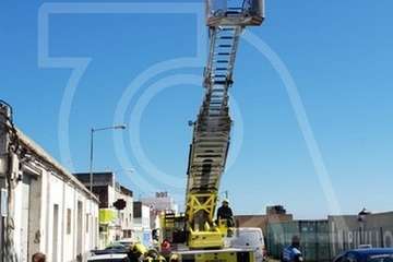 Bomberos de Telde retiran de una nave abandonada planchas desprendidas del techo (Foto TA)