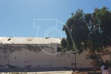 Bomberos de Telde retiran de una nave abandonada planchas desprendidas del techo (Foto TA)