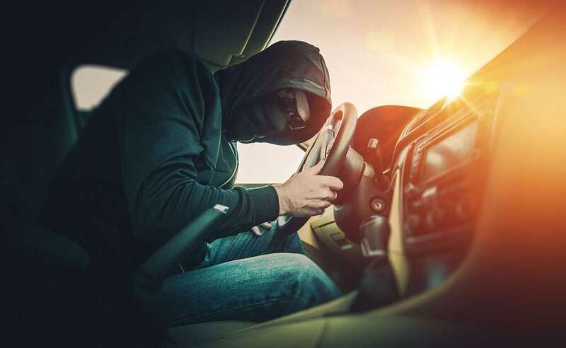 Imagen recreada de un delincuente en el interior de un vehículo (Foto Multimedia)