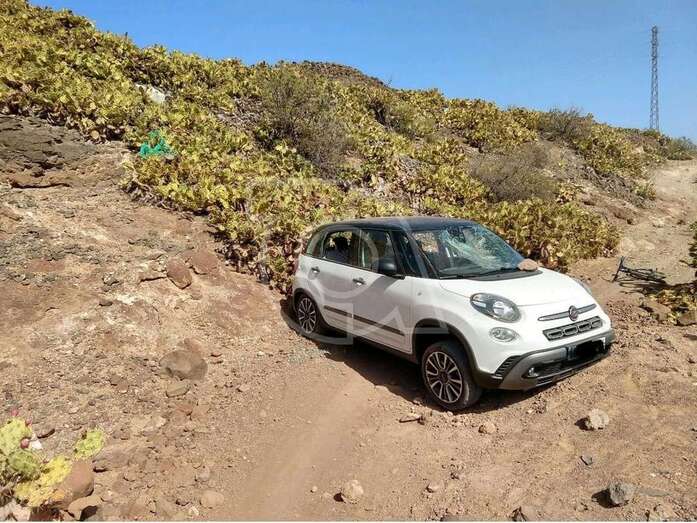 El vehículo apareció cruzado en medio de un sendero (Foto TA)