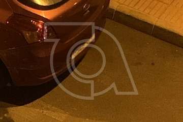 Un conductor causa un accidente en Telde y se da a la fuga dejando atrás el parachoques con la matricula (Foto TA)