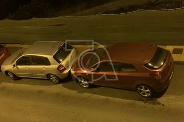 Un conductor causa un accidente en Telde y se da a la fuga dejando atrás el parachoques con la matricula (Foto TA)