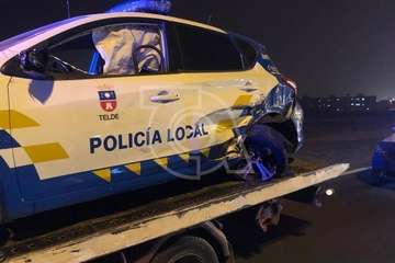 Daños ocasionados a un coche de la Policía Local de Telde (Foto TA)
