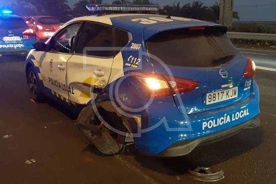 Daños ocasionados a un coche de la Policía Local de Telde (Foto TA)