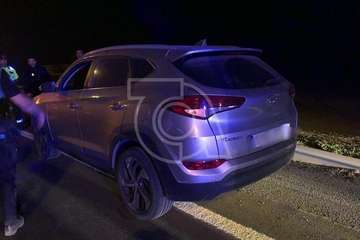 Daños ocasionados a un coche de la Policía Local de Telde (Foto TA)
