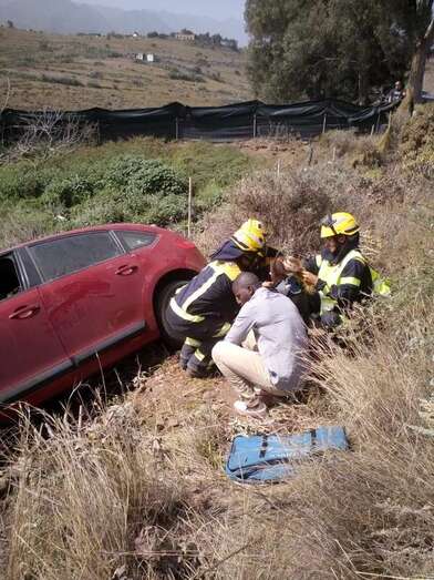 Momento en que los bomberos atienden a la víctima del accidente (Foto TA)