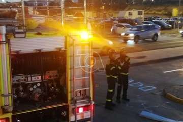 Los bomberos de Telde retiran unas planchas desprendidas del techo de la gasolinera de La Mareta (Foto TA)