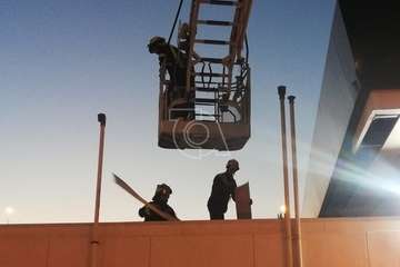 Los bomberos de Telde retiran unas planchas desprendidas del techo de la gasolinera de La Mareta (Foto TA)