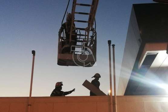 Los bomberos de Telde retiran unas planchas desprendidas del techo de la gasolinera de La Mareta (Foto TA)