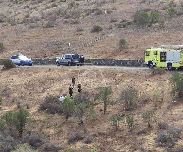 Momento de la intervención de bomberos y policías (Foto TA)