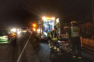 Los bomberos de Telde liberan a una conductora que quedó atrapada en su vehículo tras una colisión (Foto TA)